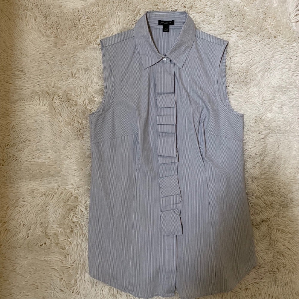 Ann Taylor - Size 2 - Sleeveless button down